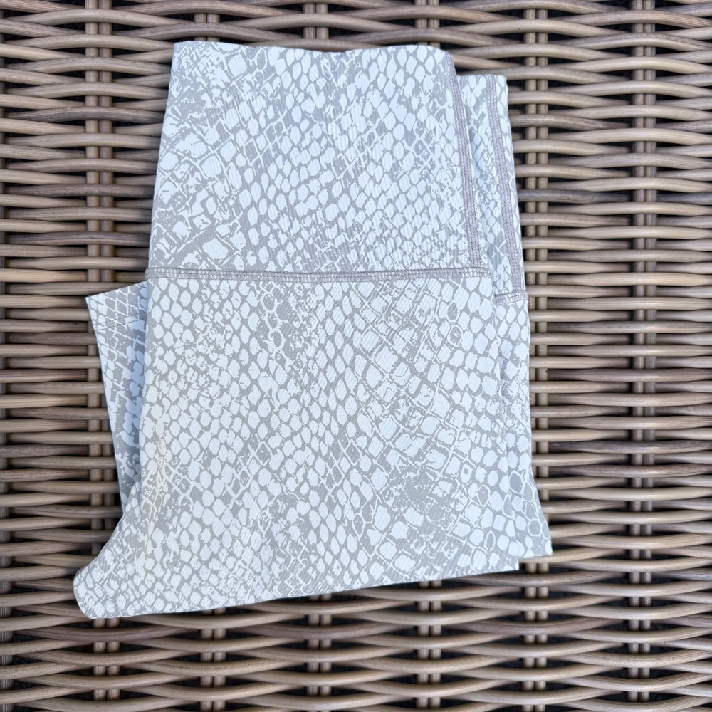 Varley Estrella Leggings in Grey Rattlesnake print size small